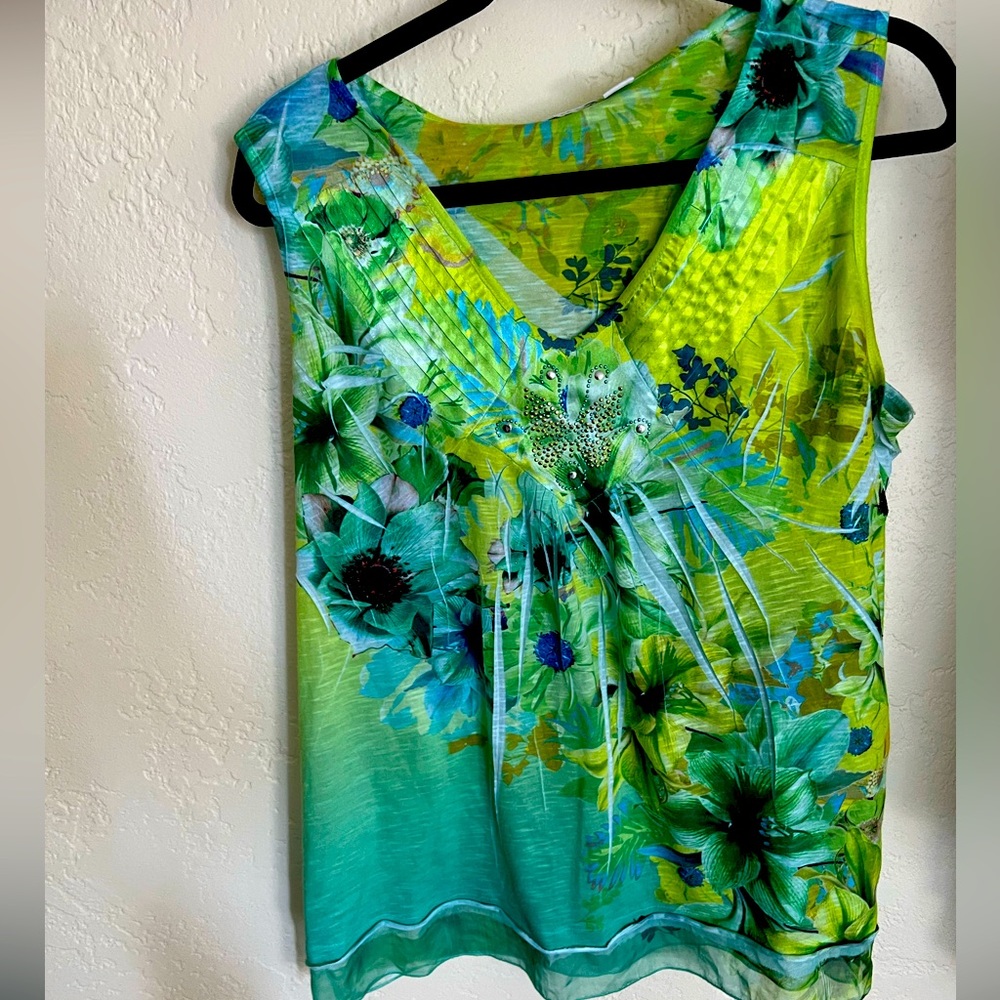 BEAUTIFUL No tag like new Summer Floral Blouse